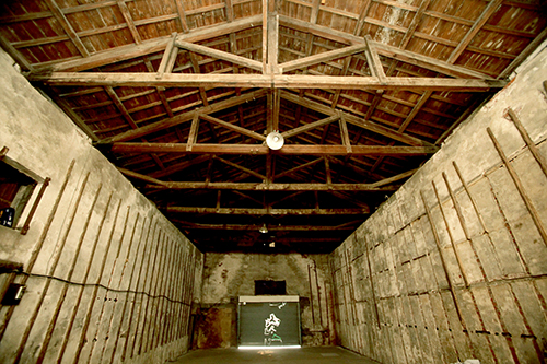 낡은 목조건물의 내부사진. 2009년 근대문학관 창고 모습